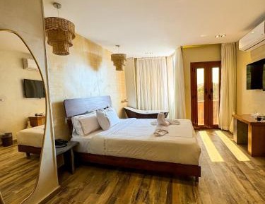 Suite with bathtub pyramids view
