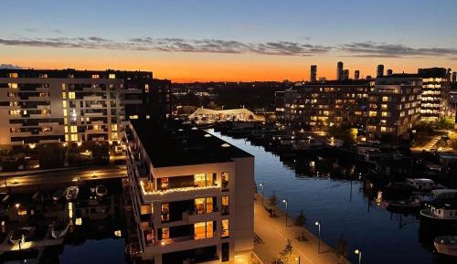 Deluxe One-Bedroom Apartment with Harbor View