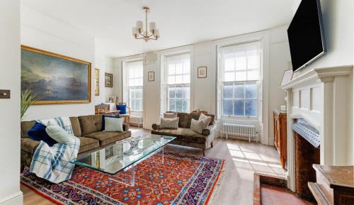 Four-Bedroom Deluxe Apartment