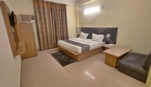 Deluxe Double Room (2 Adults + 1 Child)