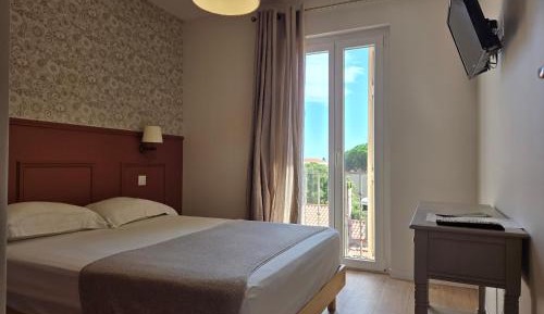 Classic Double Room with Sink and Toilet