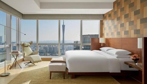 EXECUTIVE TOWER SUITE