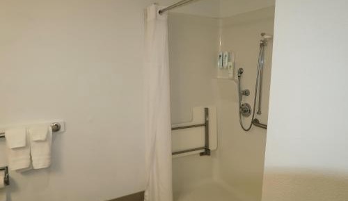 King Suite with Roll-In Shower - Disability Access/Non Smoking