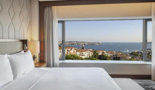 Suite with Balcony - Lounge Access