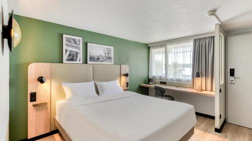 Standard Room - 1 Queen Bed