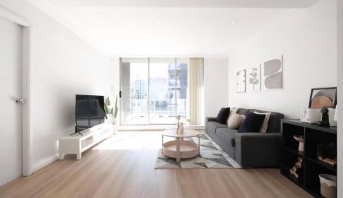 Four-Bedroom Apartment with Balcony 