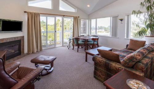 Deluxe Queen Room with Ocean View - Non-Smoking/Pet Friendly