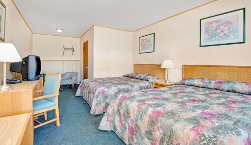 Efficiency Queen Room with Two Queen Beds - Non-Smoking