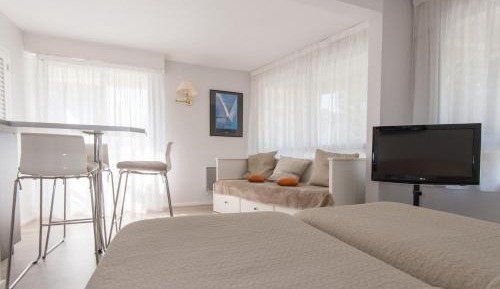 Studio Apartment with One King and One Single Bed, Balcony and Street View - Non-Smoking