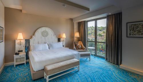 Deluxe Corner King Suite with Mountain View - Non-Smoking
