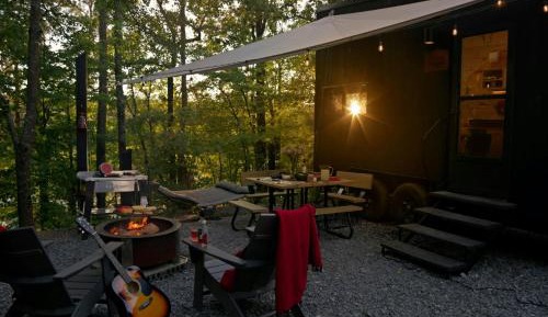 Cabin Suite with Queen Bed and Outdoor Suite