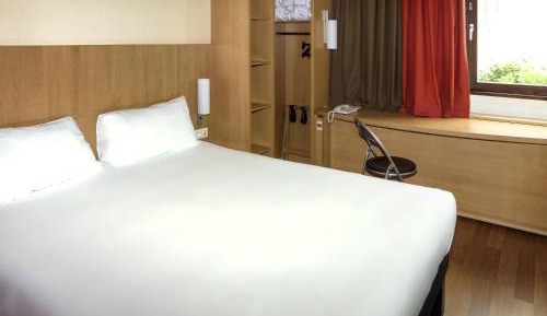 Standard Room with One Double Bed and One Single Bed