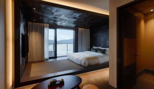 Deluxe Suite A (Clean/Lake View/1 Double, 1 Single)
