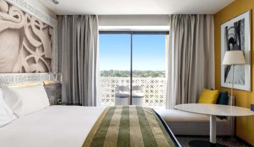 Deluxe Club Room with King-Size Bed