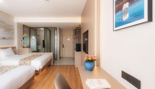 Standard Twin Room with Mountain View