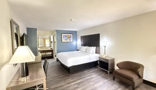 Deluxe King Room with Bath Tub - Mobility/Hearing Accessible - Non-Smoking