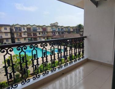 Apartment with Pool View 