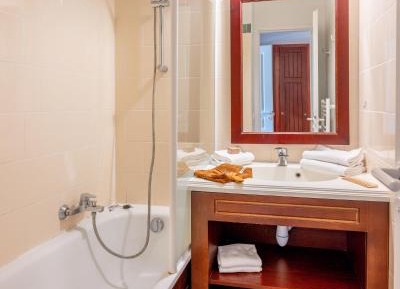 Superior One-Bedroom Apartment with Sleeping Alcove and Terrace or Balcony (6 People)