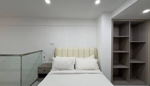 One-Bedroom Loft Apartment with One Queen Bed