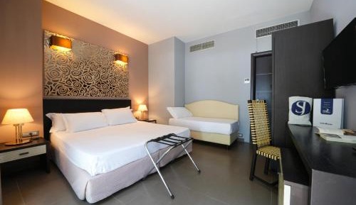 Family Room (2 Adults + 1 Child)