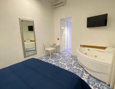 Suite with Hot Tub