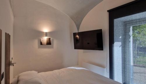 King Room with Roll-In Shower - Disability Access