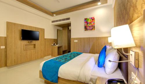 Deluxe Double Room (2 Adults + 1 Child)