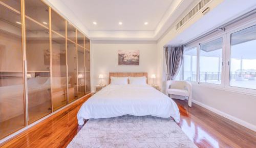 Deluxe Double Room with Side Sea View