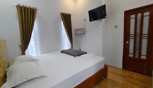 Room #1370353301