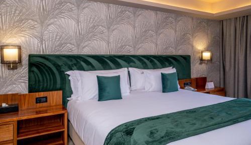 Deluxe Room, Double Bed, Pool View