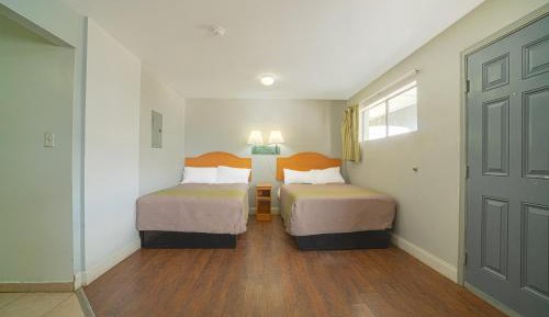 2 Full Bed with kitchenette Non-Smoking