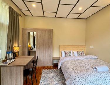 Deluxe Queen Room