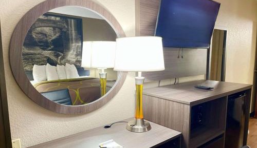 1 Queen Bed, Mobility/Hearing Accessible Room, Bathtub w/ Grab Bars, Non-Smoking