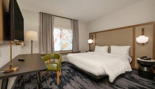 King Room with Roll-in Shower - Mobility Accessible