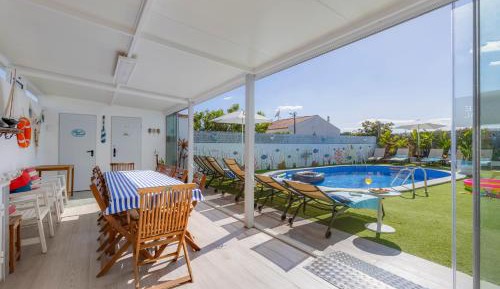 Four-Bedroom Deluxe Apartment