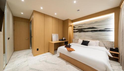 Deluxe King Room