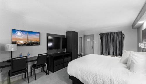 King Suite with Bathtub with Grab Bars - Mobility Accessible/Non-Smoking
