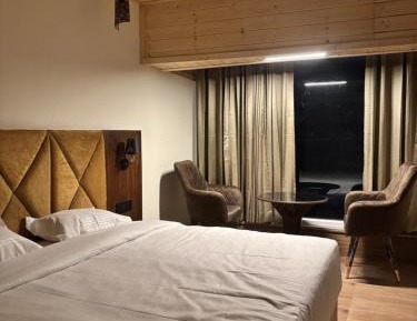 Deluxe Room (2 Adults + 1 Child)