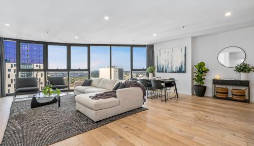 Three-Bedroom Apartment with Lake View