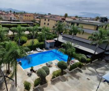 Deluxe One-Bedroom Apartment