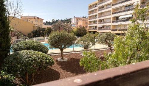 Apartment with Pool View 