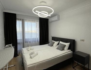 One-Bedroom Apartment with Lake View