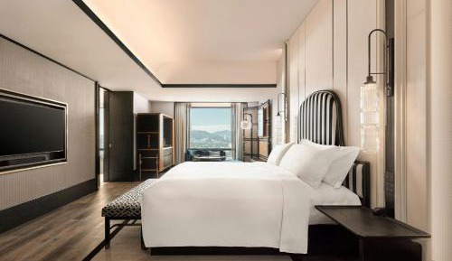 Traders, King Bed, City View