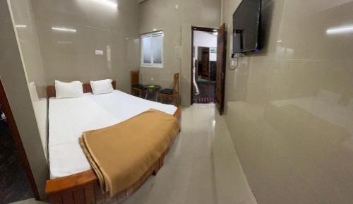 Deluxe Double Room (2 Adults + 1 Child)
