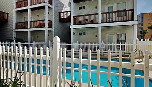 One-Bedroom Apartment with Pool View