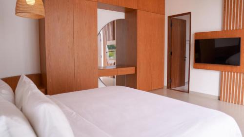 Deluxe King Room with Shared Pool
