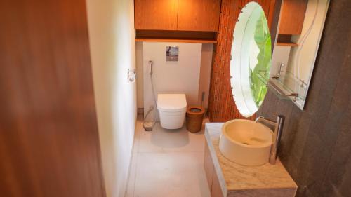 Superior King Room with Shared Pool