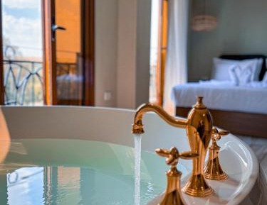 Executive Suite with bathtub pyramids view 