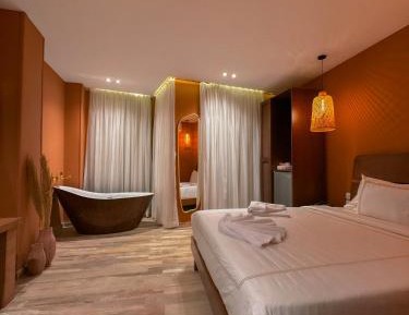 Junior Suite with bathtub pyramids view 