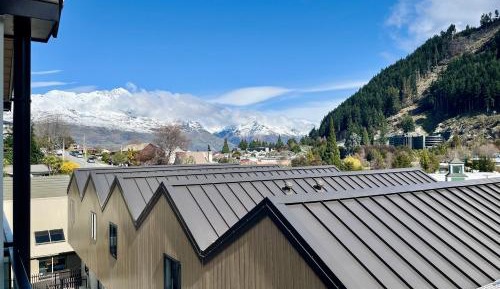 Apartment with Mountain View